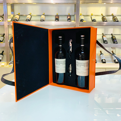 A mala de viagem de couro feita sob encomenda deu forma à caixa de presente luxuosa da embalagem do vinho tinto com punho levando